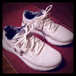 Nwot womens under armour athletic shoe size 6 1/2